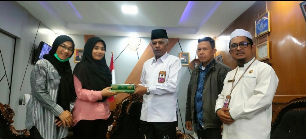 Mualaf Pamitan, Kakan Kemenag Hadiahkan Al-Qur’an